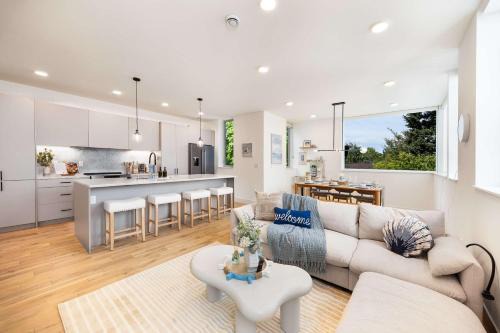 Ocean-Inspired 3B Modern Retreat w Kids Room