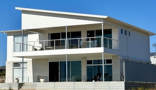 Ocean & Main - Brand new luxury beach front accommodation