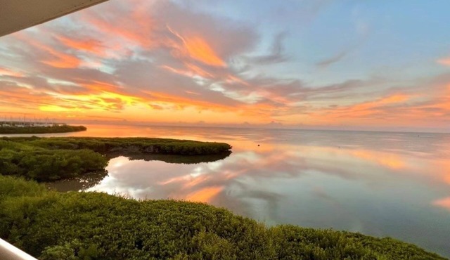 OCEAN MEMORIES CONDO- 2 Bedroom, 2 Bath Oceanfront w/Pool & Hot Tub