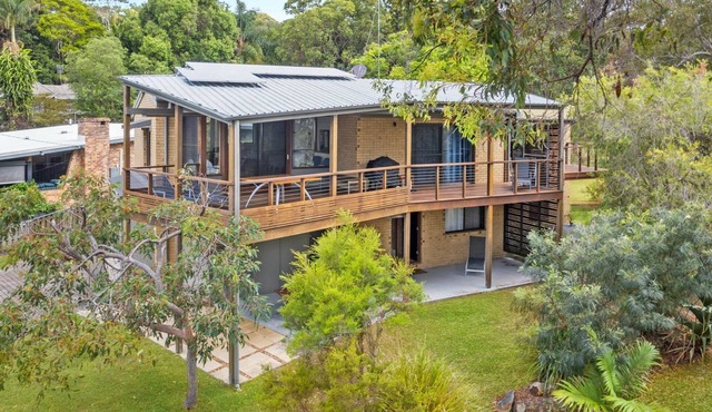 Ocean Mist Beach House | 5 bedroom, 2 bathroom, sleeps 10, 400m to beach