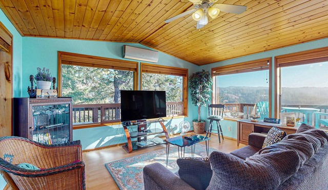 Ocean/mountain view home in Boardman Scenic Corridor with great deck