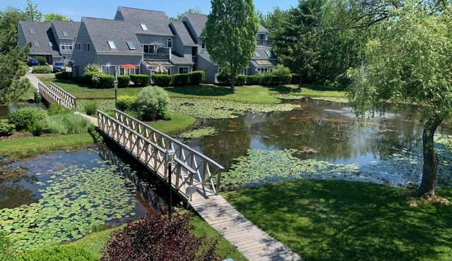 Ocean Park Meadows A/C, pickleball,pool,2 bed/2 bath/2 Flr condo-close to beach.