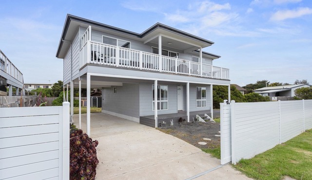 Ocean Pearl by Ready Set Stay - 10 min Walk to the Beach, BBQ