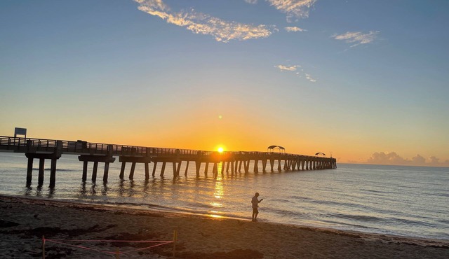 Ocean Retreat at the Historic District. 1.5mi to beach & 0.3mi to LWB Downtown