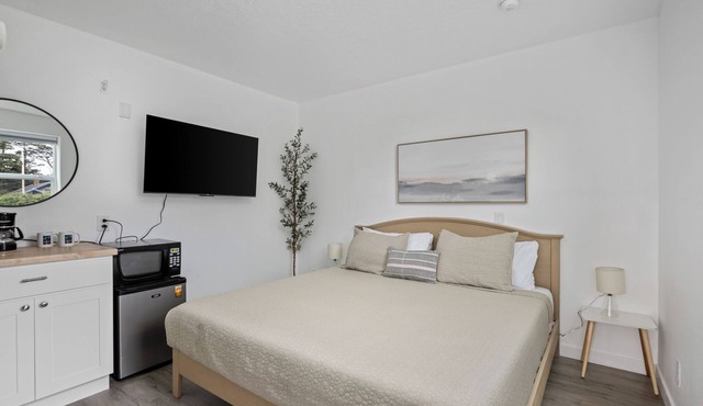 Ocean Rogue Inn Suite #11 - Studio Apartment