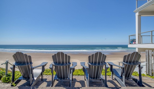 Ocean's Edge Oceanfront Home Roads End Home with Private Beach Access!