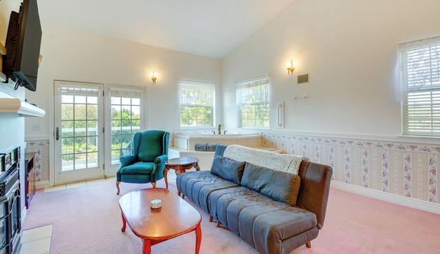 Ocean Shores Condo w/Private Tub < 1 Mi to Beach!