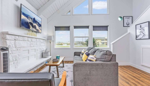 Ocean Shores cozy chalet located within steps from the beach