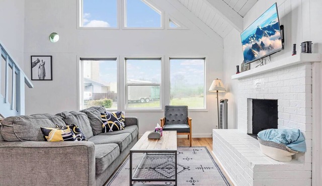 Ocean Shores cozy chalet located within steps from the beach