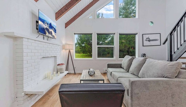 Ocean Shores cozy chalet located within steps from the beach