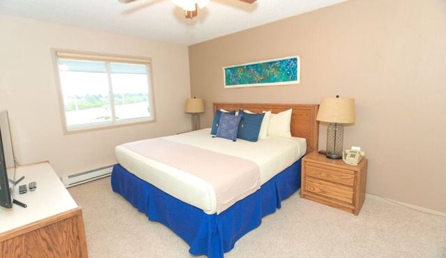 Ocean Shores Escape – Cozy Penthouse with Fireplace, Pool & Sauna