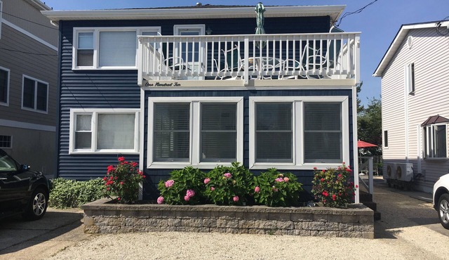 Ocean side 3 Bdrm - 8 to beach - Top floor, clean, bright & comfortable
