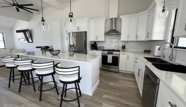 OCEAN SIDE SPRAY BEACH 5 BEDROOM TOWNHOME! WITH A POOL!