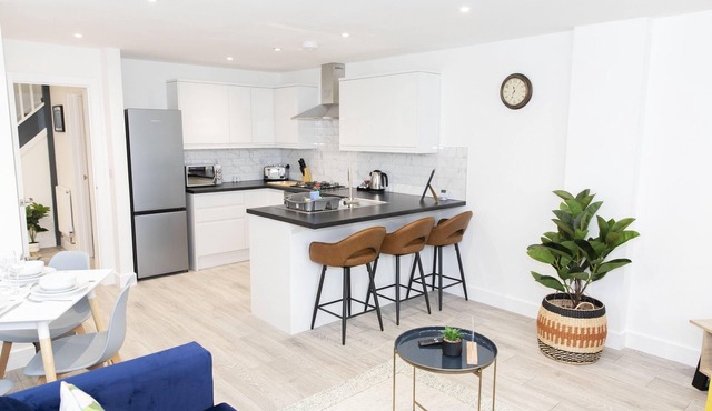 Ocean Side with Free Parking | By My Getaways