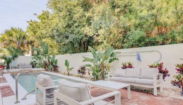 Ocean Song -Hot Tub! Snowbird specials Beach Condo with Private Pool & Elevator