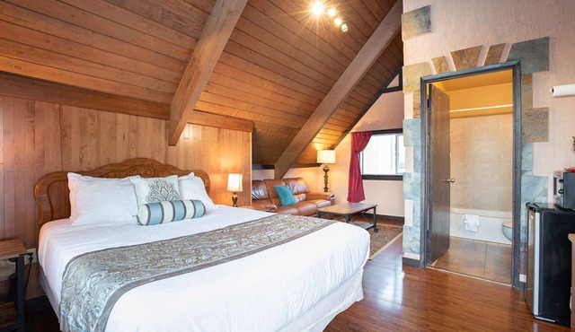 Ocean Song - Queen Studio Room at Wanderlust Inn, Pet Friendly