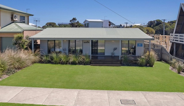 Ocean Spray Retreat - sitting just block from the Southern Ocean