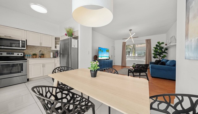 Ocean Suite 2BD/1BA steps to LincolnRd SoBe