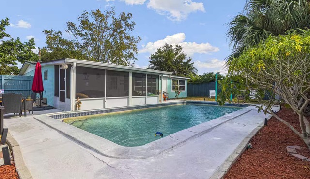 Ocean Themed Cottage With A Heated Pool Close to The Beach, Cruises, and Disney!