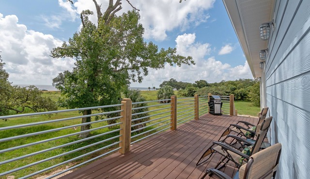 Ocean Tides, Good Vibes & Room To Relax. Pets Always Welcome. Steps to the Beach