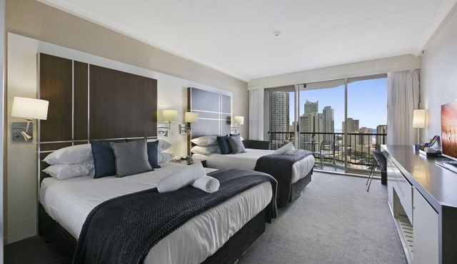 Ocean View 2-Bed Studio In the Heart of Surfers