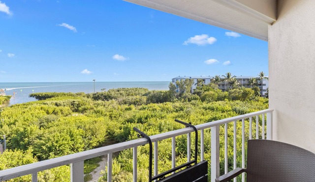 Ocean View 2BR Pool, Private Beach