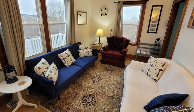 Ocean view 3 bdrm cottage near Seal Cove Beach. Full kitchen, sleeps 6.