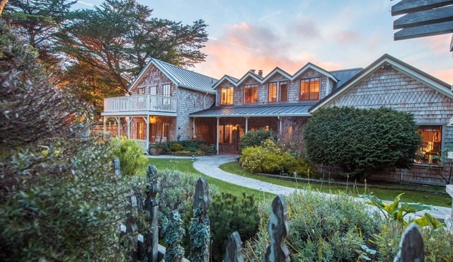 Ocean View 7 Acre - Historic Home w/6+bds & 6+ba. 5000 sq ft- Like none other!