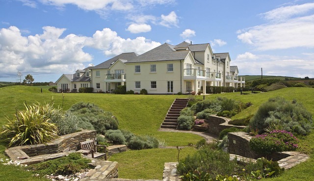 OCEAN VIEW APARTMENT, pet friendly, with a garden in Thurlestone