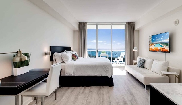 Ocean View Balcony. Pool & Hot tub. Fast Wi-Fi