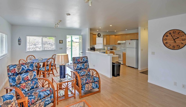 Ocean View Bungalow w/Lanai: 13 Mi to South Point