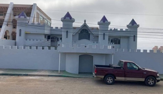 Ocean View Castle 15 min walking distance to the beach.