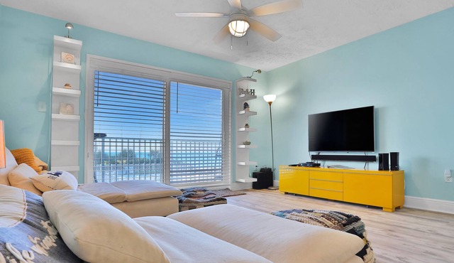 Ocean-view condo with balcony, pool, central AC & WiFi - snowbirds welcome