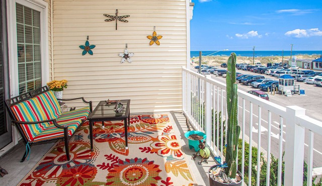 Ocean view condo with balcony, WiFi, on-site pool/gym & easy beach access