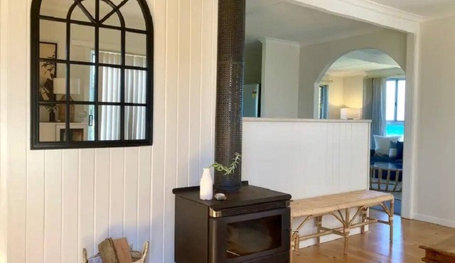 Ocean view cottage 5 minute walk from beach!