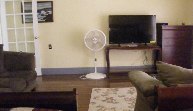 Ocean view cottage in town of Digby