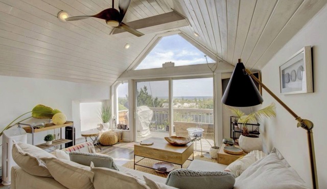 Ocean view cottage right on the beach!