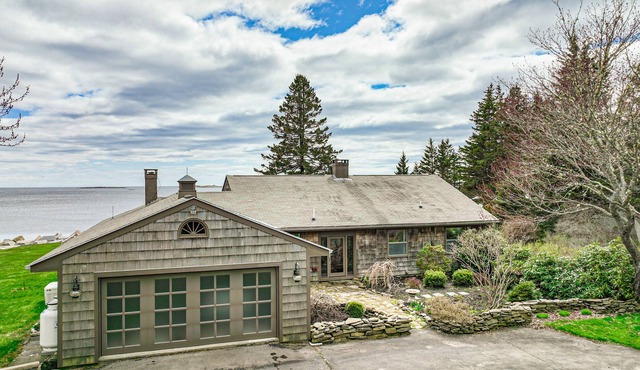 Ocean-view escape with fireplace & fast WiFi - walk to Drift Inn Beach