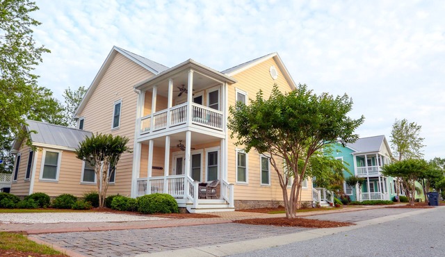 Ocean-view, family-friendly, walking access to charming town and marina