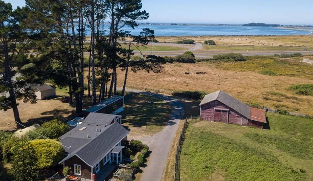 Ocean View farmhouse w/private HOT TUB & organic culinary garden