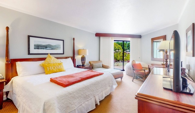 Ocean-view ground-floor condo with amazing resort pools, gym, spas & restaurants