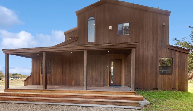 Ocean-view home 300 yards to Shell Beach with private hot tub & high-speed WiFi