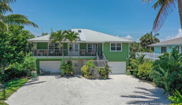 Ocean view Home 5 bdrm- 4 upstairs- 1 suite downstairs