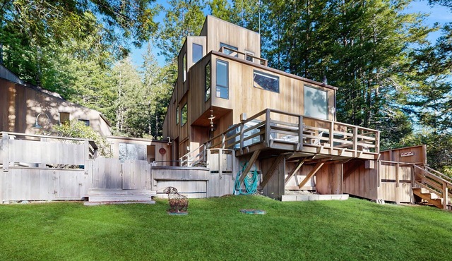 Ocean View Home, Multiple Decks, Private Hot tub & Grill - Shared Pools & Tennis
