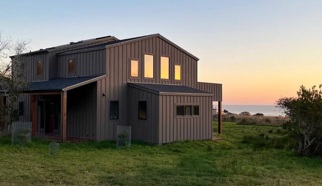 Ocean-view home steps from rec center with private hot tub, pools & saunas