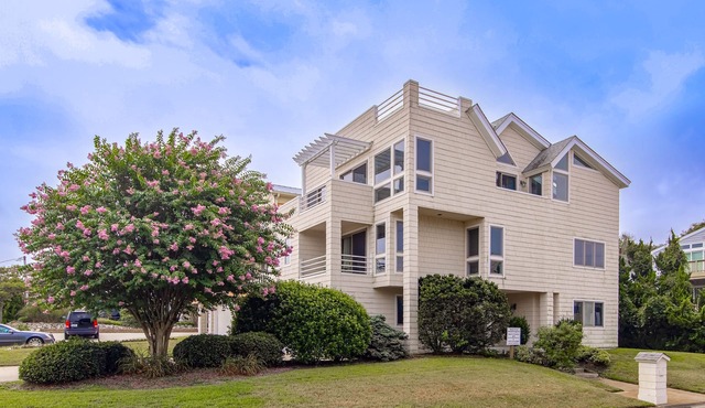 Ocean-view home that is within a 2 minute walk to the beach w/rooftop deck