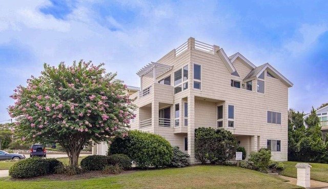 Ocean-view home that is within a 2 minute walk to the beach w/rooftop deck
