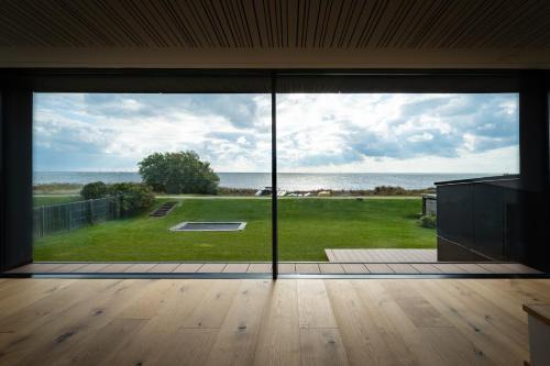 Ocean view in first row. Architectural pearl