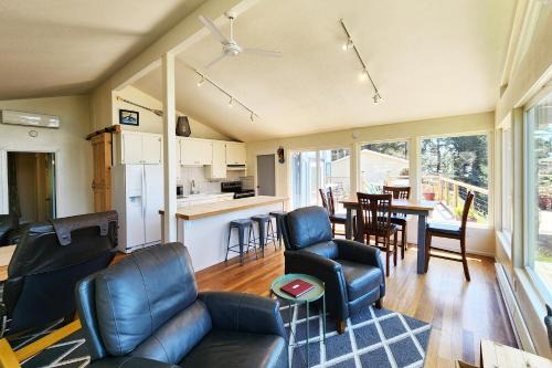 Ocean View in Otter Rock! Wood Stove! Surfing~Otter Rock Hideaway