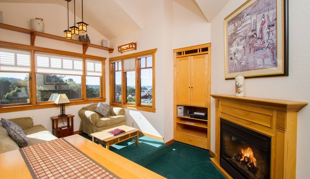 Ocean View King Suite in Mendocino Village with Free Wi-Fi and Jacuzzi Bathtub